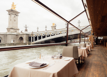 Private dinner cruise on the Seine river